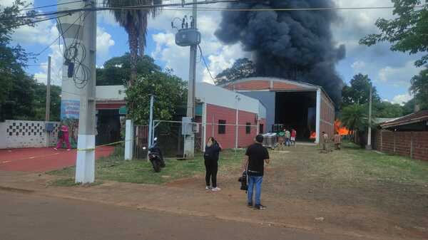 Reportan incendio de gran magnitud en una fábrica de Encarnación - trece