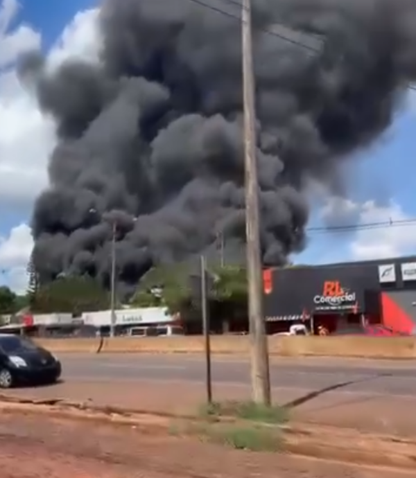 Itapúa: reportan incendio de grandes proporciones en una fábrica - Unicanal