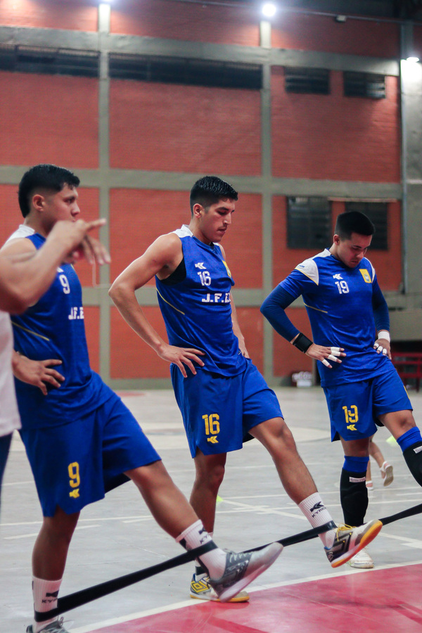 La verde-oro cae ante Ovetense en ida de duelo de preparación - La Clave