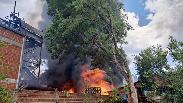 Voraz incendio en una fábrica de resina en Encarnación