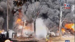 Incendio descontrolado consume fábrica de resina en Encarnación