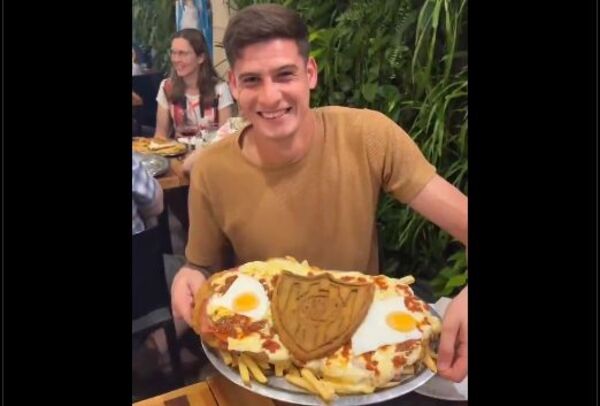 El arquero paraguayo sensación del fútbol argentino fue homenajeado con una mila