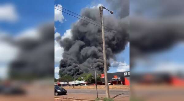 Fábica de resina de Encarnación fue consumida por las llamas