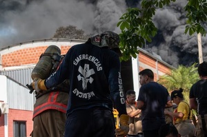 Incendio en fábrica de resina en Cambyretá: Humo tóxico amenaza la zona