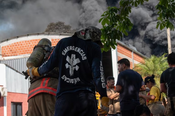 Incendio en fábrica de resina en Cambyretá: Humo tóxico amenaza la zona