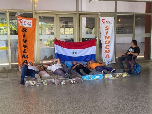 Asunción: exfuncionarios municipales recurren a huelga de hambre ante incumplimiento de un “acuerdo verbal” - Nacionales - ABC Color