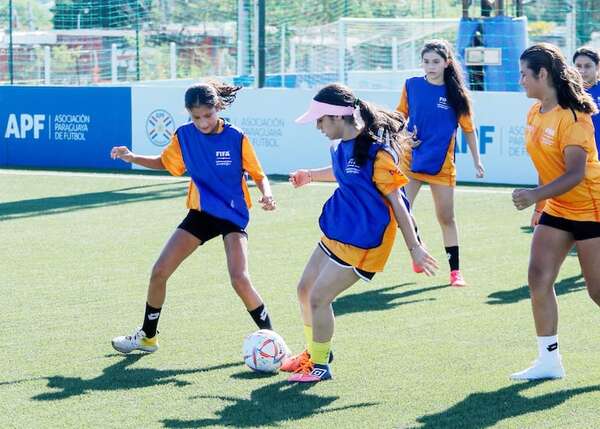 APF y Tigo realizaron festival de fútbol para unas 100 niñas - Empresariales - ABC Color