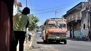 Calor extremo y buses chatarras, combo que agobia a los pasajeros