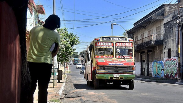 Calor extremo y buses chatarras, combo que agobia a los pasajeros