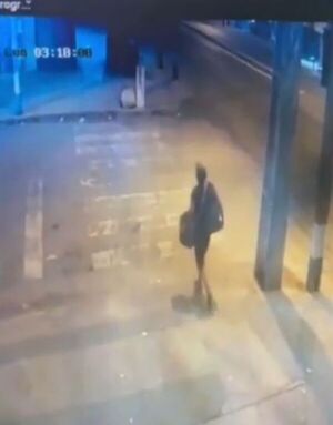 (Video) Entró a la pelu pero no para un corte, sino para robar