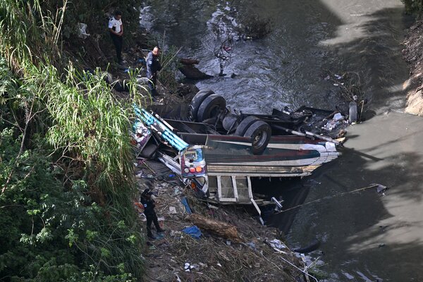 Tragedia en Guatemala: al menos 55 muertos tras caer un bus desde un puente - 1000 Noticias
