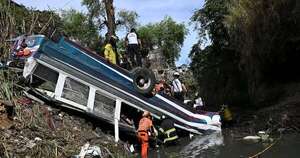 La Nación / Guatemala: contabilizan 55 muertos en caída de bus por un barranco