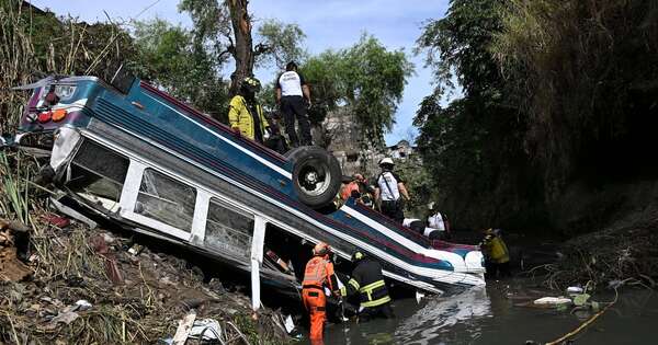 La Nación / Guatemala: contabilizan 55 muertos en caída de bus por un barranco