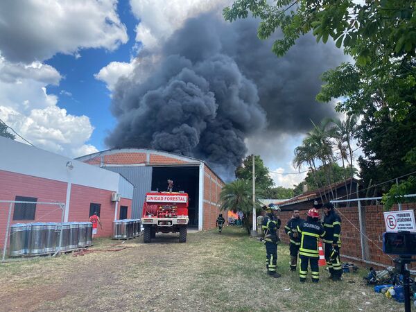 Incendio devastador en depósito de resina de Encarnación: bomberos voluntarios evitan tragedia