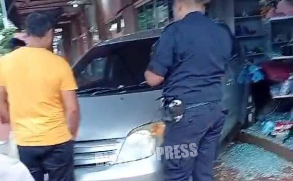Conductor ebrio destroza parte de una farmacia del Km 13 Acaray al estrellarse con su vehículo – Diario TNPRESS