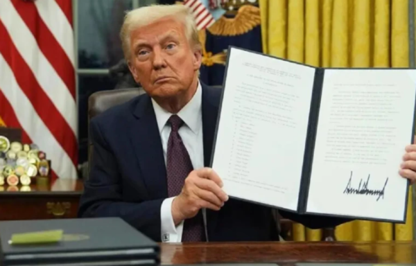 Donald Trump ordena por decreto volver a las pajitas de plástico