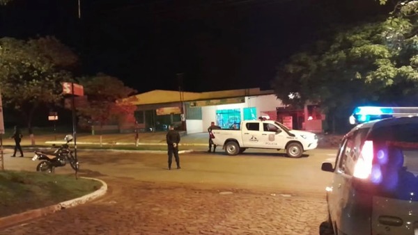 Hombre intentó asfixiar a su pareja y amenazó a sus vecinos con un machete - 1000 Noticias