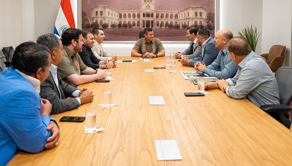 Miembros de la Liga de Fútbol de Caaguazú se reunieron con el Presidente Santiago Peña - Noticiero Paraguay