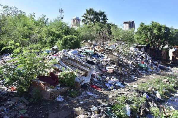 Chacarita: Nenecho mantiene a vecinos en medio de insalubre y peligroso basural - Nacionales - ABC Color