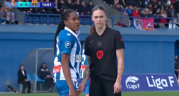 Versus / Jugadora del Barcelona es acusada por un "gesto obsceno" ante una rival en pleno partido