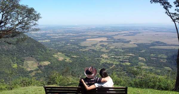 La Nación / Amenazan a un grupo de visitantes en el cerro Tres Kandu