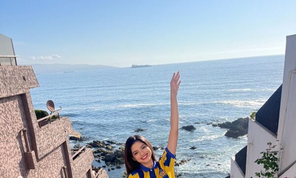 Miss Expo está de paseo por Chile, con la casaca auriazul puesta