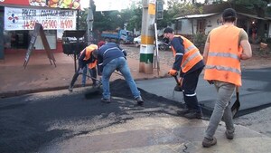Municipalidad de Encarnación avanza con los trabajos de bacheo en toda la ciudad