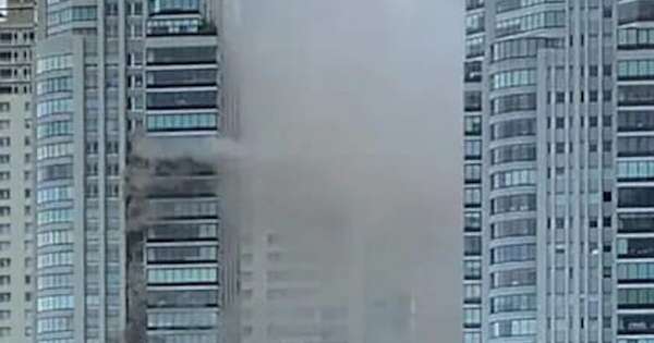La Nación / Al menos 100 evacuados en incendio en torre de 50 pisos en Buenos Aires