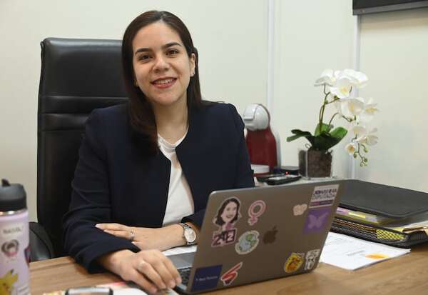 Ante laguna legal, diputada Johanna Ortega asistirá a sesiones con su bebé - Política - ABC Color