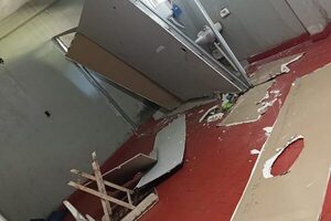 Mujer se autoflagela y causa disturbios porque no le dejaron visitar a su novio encarcelado
