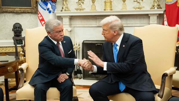 Rey Abdalá II intenta calmar a Trump anunciando que Jordania recibirá 2.000 niños de Gaza
