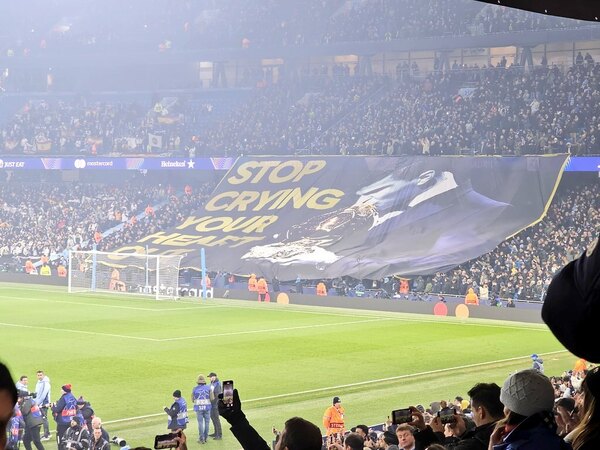 Versus / Una bandera en el Etihad se burla de Vinicius por el Balón de Oro ganado por Rodri