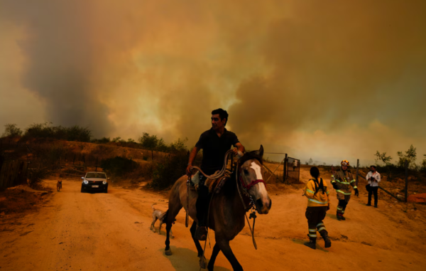 Emiten alerta máxima en el centro sur de Chile por ola de incendios forestales - Unicanal