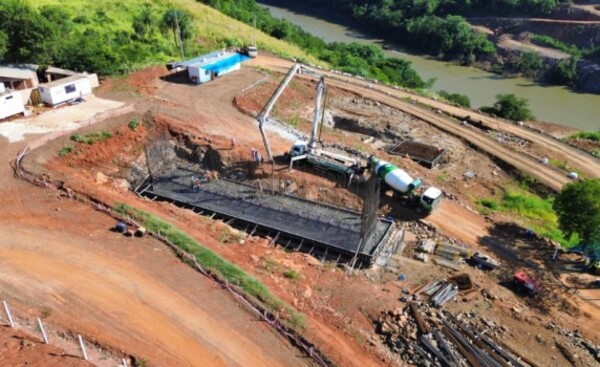 Buen ritmo la construcción del nuevo puente sobre el río Monday