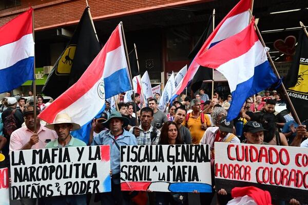 #LaMafiaManda: ciudadanos se manifiestan frente al JEM con “huevazos” y papel higiénico - Política - ABC Color