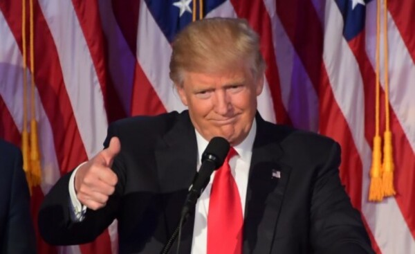 Donald Trump firmó un decreto para "volver a las pajitas de plástico