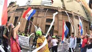 Con banderas y carteles manifestantes protestan contra la corrupción y rodean el JEM