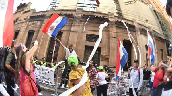 Con banderas y carteles manifestantes protestan contra la corrupción y rodean el JEM