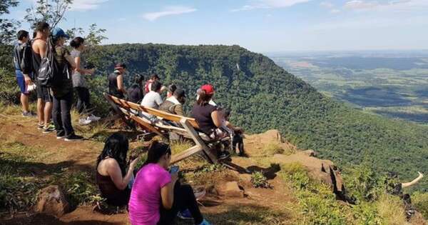 La Nación / Amenazan a turistas que suben al cerro Tres Kandú