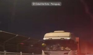 (VIDEO) Sobre el puente de la Amistad: ¡Doña celosa ataca camión de su “macho” al pillar supuesta infidelidad!