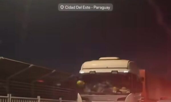 (VIDEO) Sobre el puente de la Amistad: ¡Doña celosa ataca camión de su “macho” al pillar supuesta infidelidad!