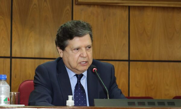 Chats de Lalo ahora salpican a Acevedo en un caso de tráfico de influencias