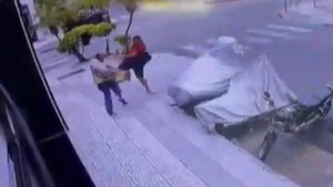 Video: Cambista de 76 años sufre agresión en medio de disputa por espacio en Palma