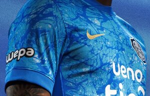 Versus / Tercera equipación de Olimpia con marcada inspiración uruguaya