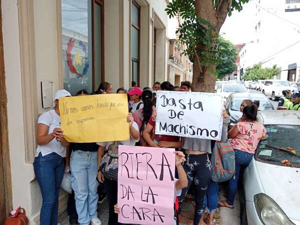 Defensoría del Pueblo presenta amparo en favor de mujeres postulantes al Colegio de Policía - Nacionales - ABC Color