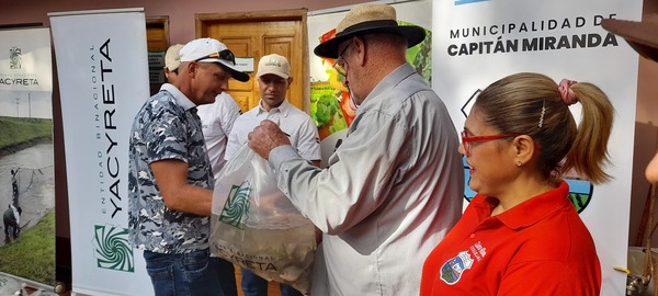 EBY entrega 6.000 alevines de Pacú a piscicultores de Capitán Miranda