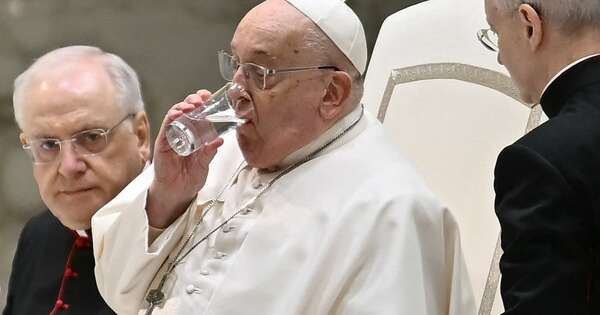 La Nación / El papa Francisco no logra leer su discurso por una bronquitis