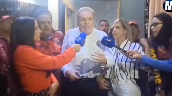 (VIDEO) ¡Doñas pelearon por el “amor” de un político en pleno discurso!