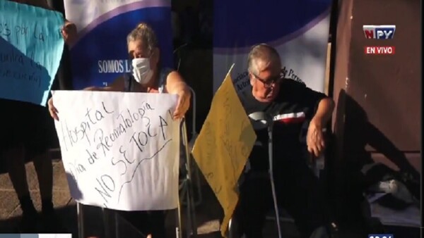 Pacientes de reumatología protestan contra director del Hospital de Ñemby