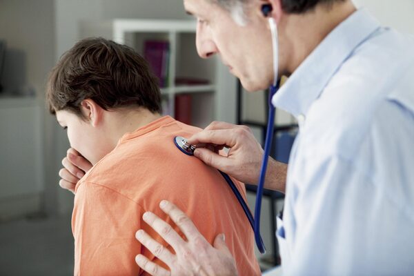Emiten alerta epidemiológica por casos de tos ferina: un menor falleció - trece